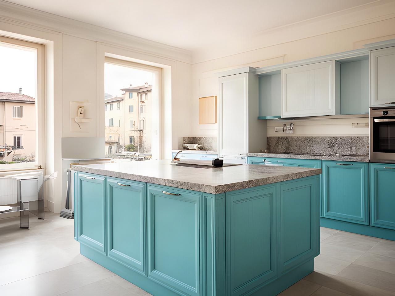 Cucina italiana contemporanea con isola centrale, mobili turchesi e piano in pietra in un ambiente luminoso